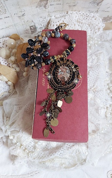 Halsband Aube broderat med en kam&eacute; av ett kvinnoportr&auml;tt med blommor och p&auml;rlor av &auml;delstenar.