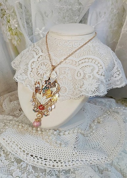 Pendentif Aurore mont&eacute; avec un motif &eacute;maill&eacute; aux couleurs du soleil &agrave; laquelle s&rsquo;ajoute perles nacr&eacute;es, breloques, poires avec Zircons, perles, ruban sur une b&eacute;li&egrave;re Argent 925 et une cha&icirc;ne plaqu&eacute; Or