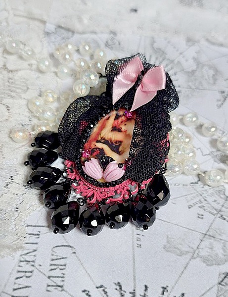 Pendentif Barbara mont&eacute; avec cabochon r&eacute;sine, pendentif m&eacute;tal, dentelle, fleurs, gouttes verres et perles cristal Swarovski