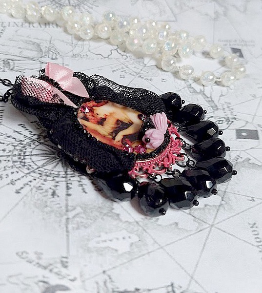 Pendentif Barbara mont&eacute; avec cabochon r&eacute;sine, pendentif m&eacute;tal, dentelle, fleurs, gouttes verres et perles cristal Swarovski