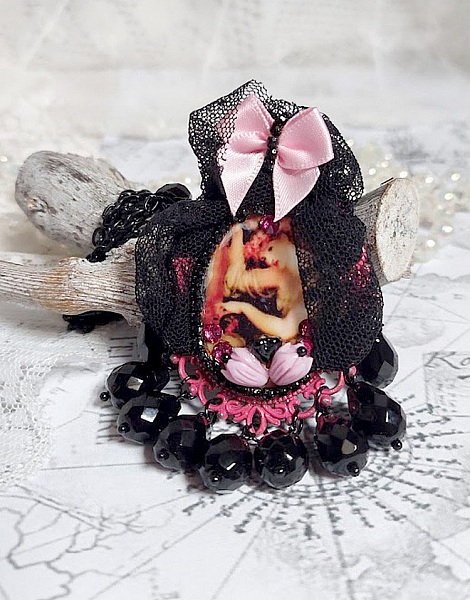 Pendentif Barbara mont&eacute; avec cabochon r&eacute;sine, pendentif m&eacute;tal, dentelle, fleurs, gouttes verres et perles cristal Swarovski