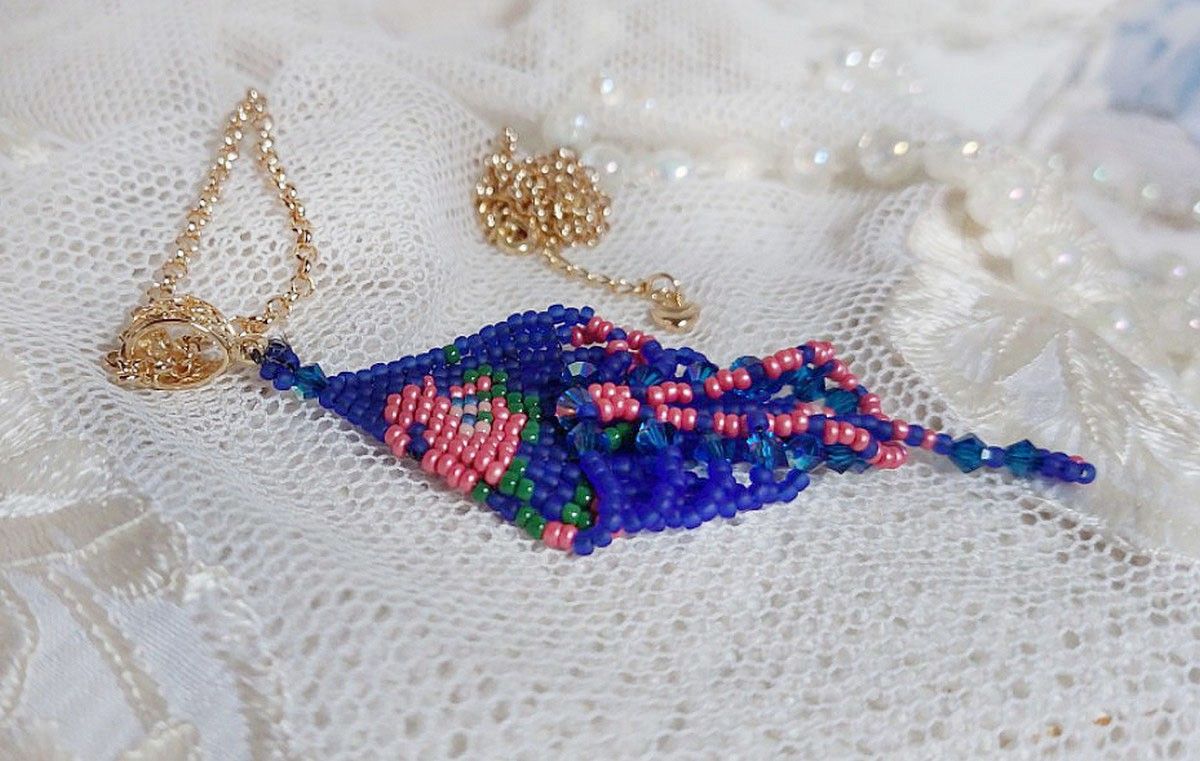 Bel'Nuit Bleue-hänge skapat med japanska fröpärlor av hög kvalitet, Swarovski-kristaller och guldpläterade tillbehör.