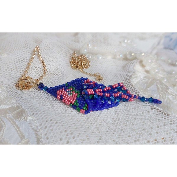Bel'Nuit Bleue-hänge skapat med japanska fröpärlor av hög kvalitet, Swarovski-kristaller och guldpläterade tillbehör.
