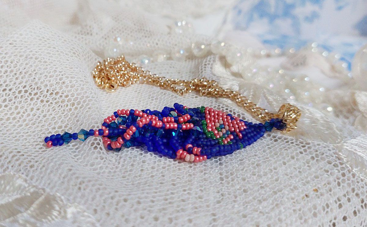 Bel'Nuit Bleue-hänge skapat med japanska fröpärlor av hög kvalitet, Swarovski-kristaller och guldpläterade tillbehör.