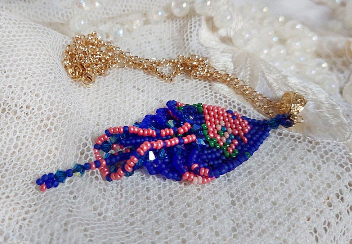 Bel'Nuit Bleue-hänge skapat med japanska fröpärlor av hög kvalitet, Swarovski-kristaller och guldpläterade tillbehör.