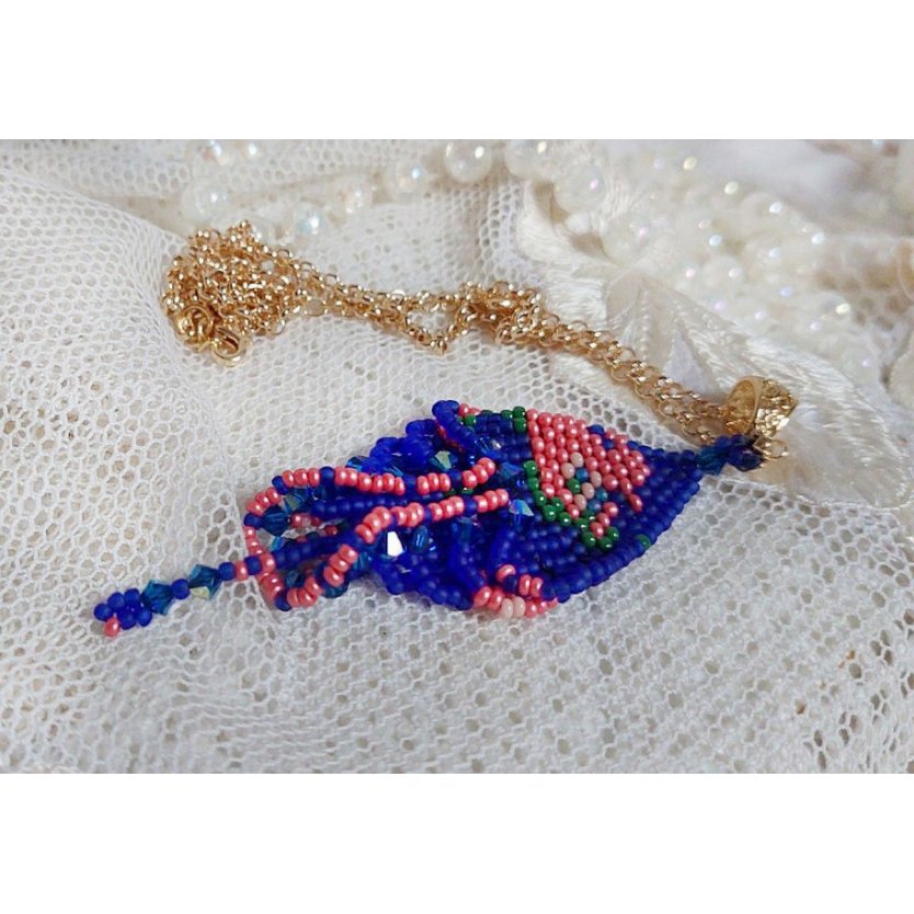 Bel'Nuit Bleue-hänge skapat med japanska fröpärlor av hög kvalitet, Swarovski-kristaller och guldpläterade tillbehör.