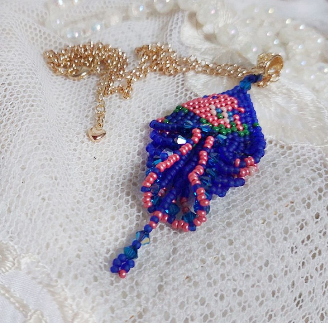 Bel'Nuit Bleue-hänge skapat med japanska fröpärlor av hög kvalitet, Swarovski-kristaller och guldpläterade tillbehör.