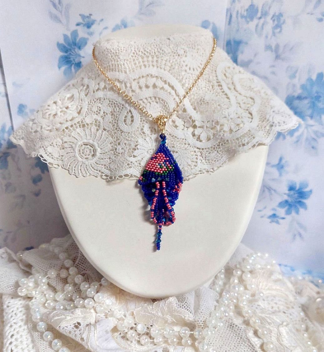 Bel'Nuit Bleue-hänge skapat med japanska fröpärlor av hög kvalitet, Swarovski-kristaller och guldpläterade tillbehör.