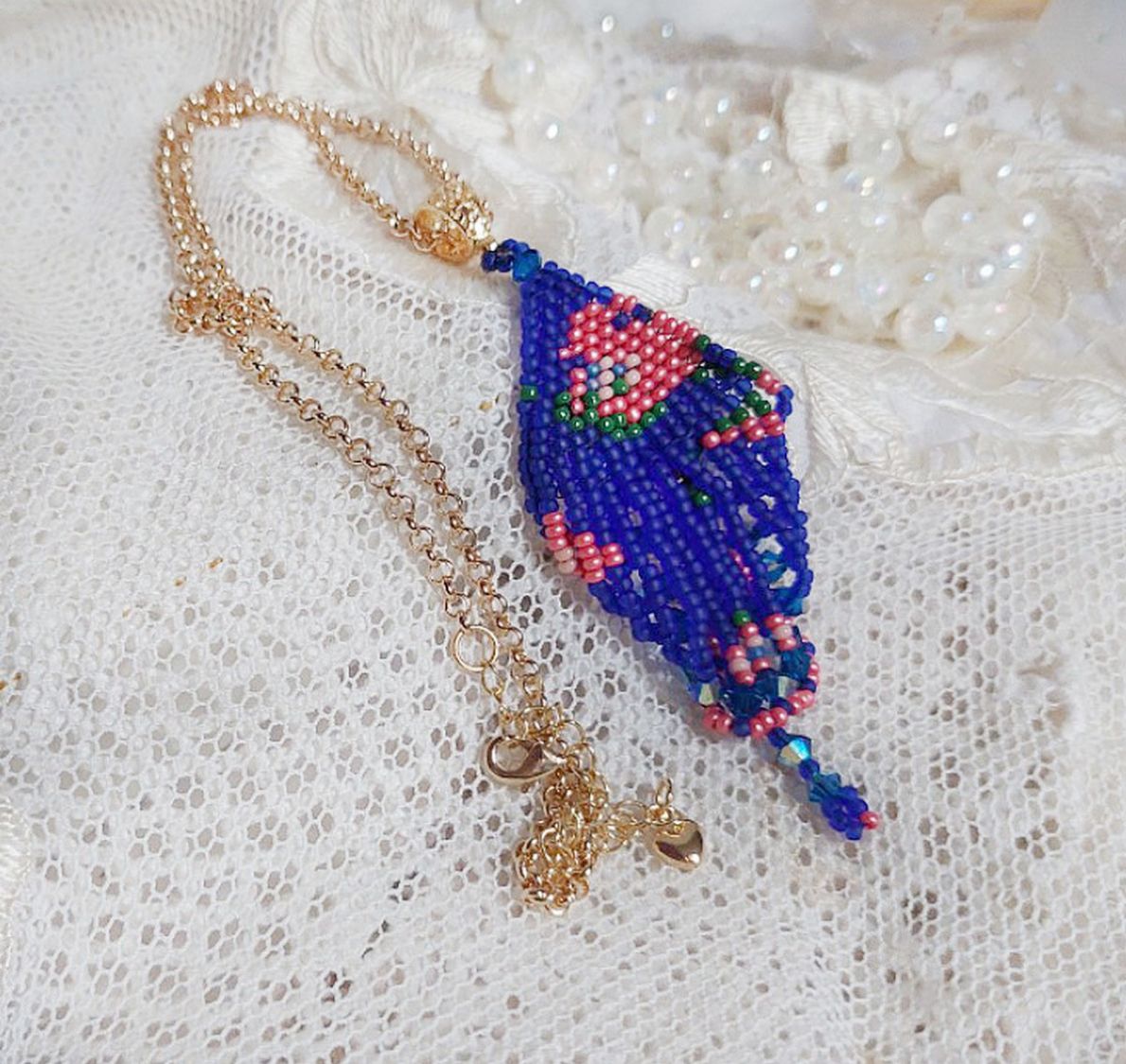 Bel'Nuit Bleue-hänge skapat med japanska fröpärlor av hög kvalitet, Swarovski-kristaller och guldpläterade tillbehör.