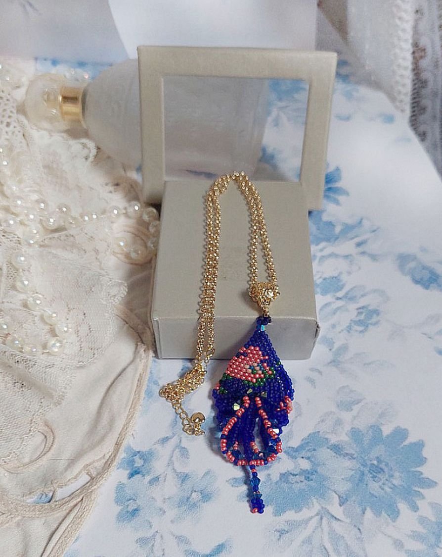 Bel'Nuit Bleue-hänge skapat med japanska fröpärlor av hög kvalitet, Swarovski-kristaller och guldpläterade tillbehör.