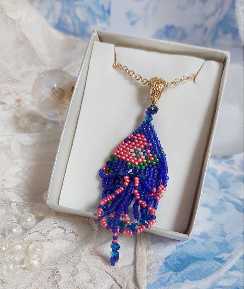 Bel'Nuit Bleue-hänge skapat med japanska fröpärlor av hög kvalitet, Swarovski-kristaller och guldpläterade tillbehör.