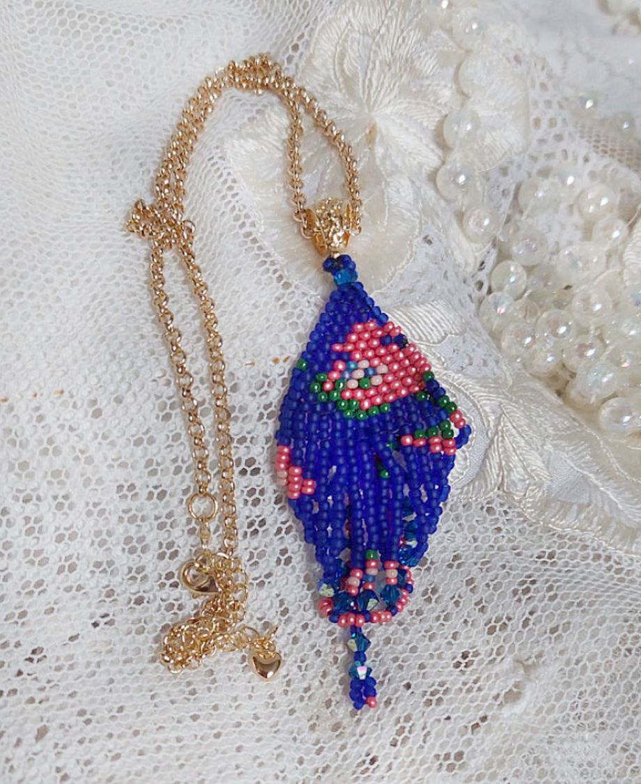 Bel'Nuit Bleue-hänge skapat med japanska fröpärlor av hög kvalitet, Swarovski-kristaller och guldpläterade tillbehör.