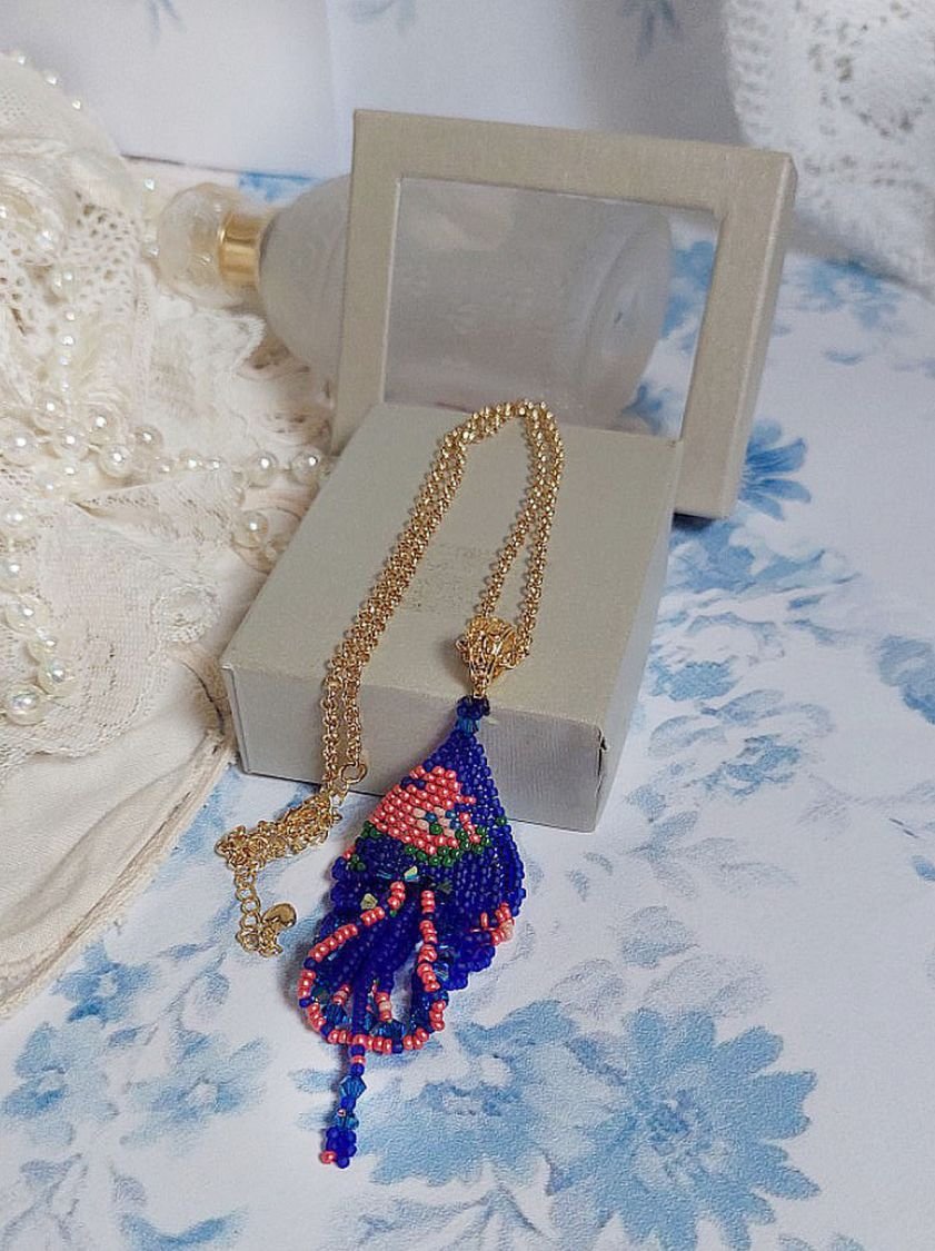 Bel'Nuit Bleue-hänge skapat med japanska fröpärlor av hög kvalitet, Swarovski-kristaller och guldpläterade tillbehör.