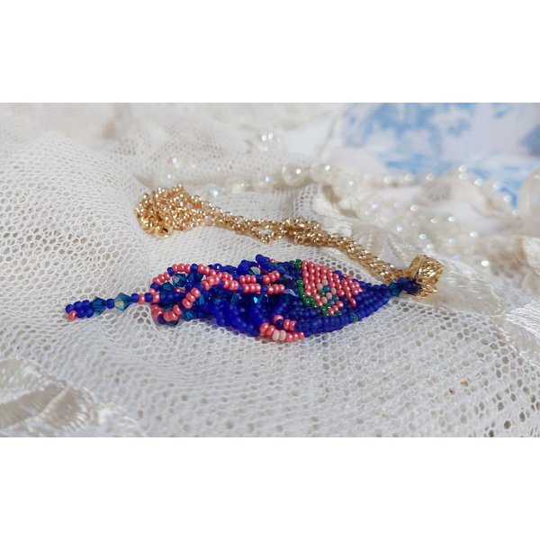 Bel'Nuit Bleue-hänge skapat med japanska fröpärlor av hög kvalitet, Swarovski-kristaller och guldpläterade tillbehör.
