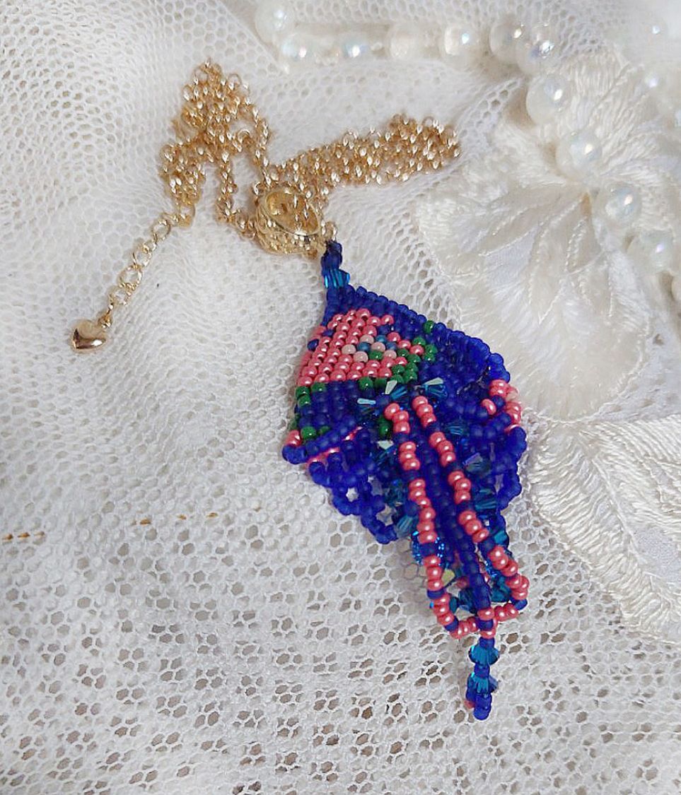 Bel'Nuit Bleue-hänge skapat med japanska fröpärlor av hög kvalitet, Swarovski-kristaller och guldpläterade tillbehör.