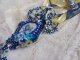 Haute-Couture Blue Palace hängande halsband med färgade fröpärlor och Swarovski-kristaller