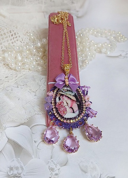 Pendentif Petit Bonheur cr&eacute;&eacute; avec breloques poires, fleurs verres, n&oelig;ud satin et Cristal Swarovski