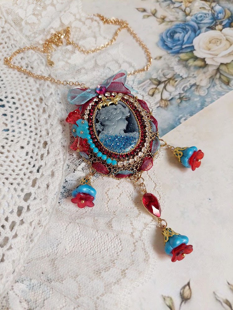 Pendentif Broche Scarlet mont&eacute; avec cabochon r&eacute;sine, rubans, breloques et perles Cristal Swarovski