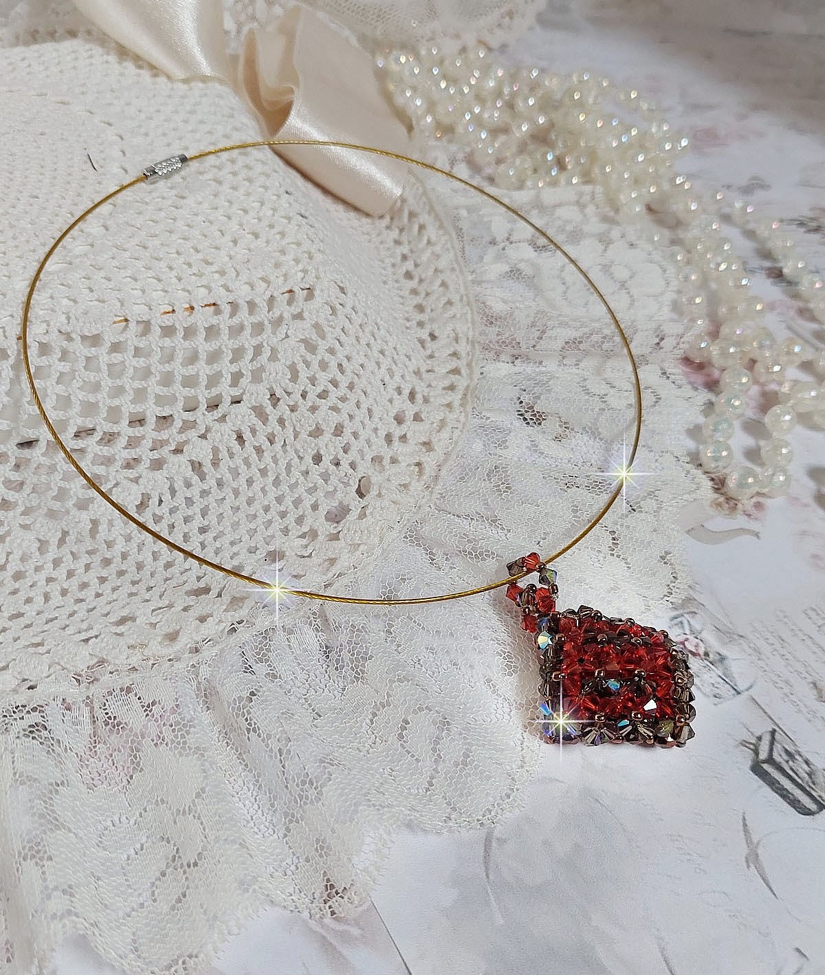 Kamel h&auml;nge monterad med Swarovski kristall facetter och spinnare