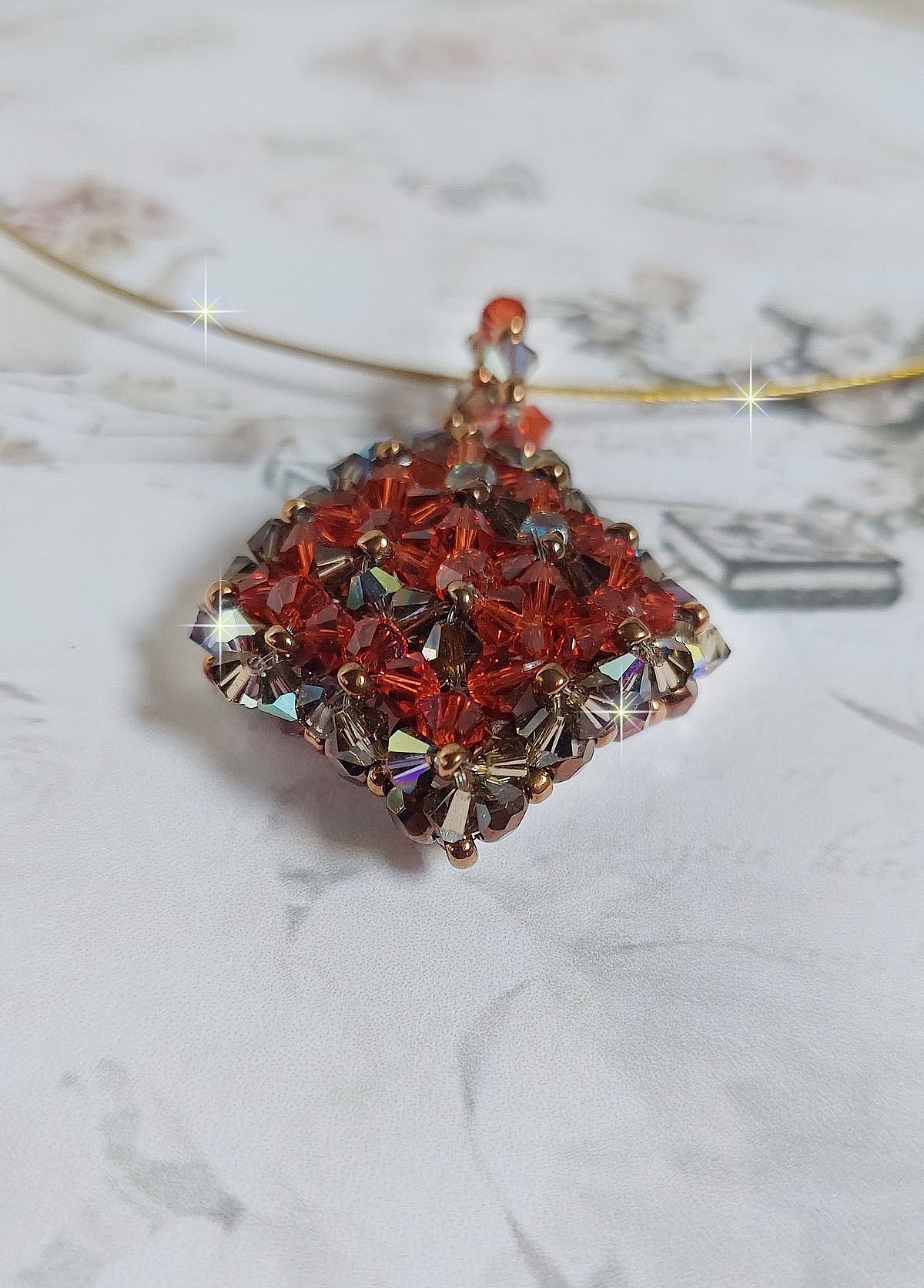 Kamel h&auml;nge monterad med Swarovski kristall facetter och spinnare