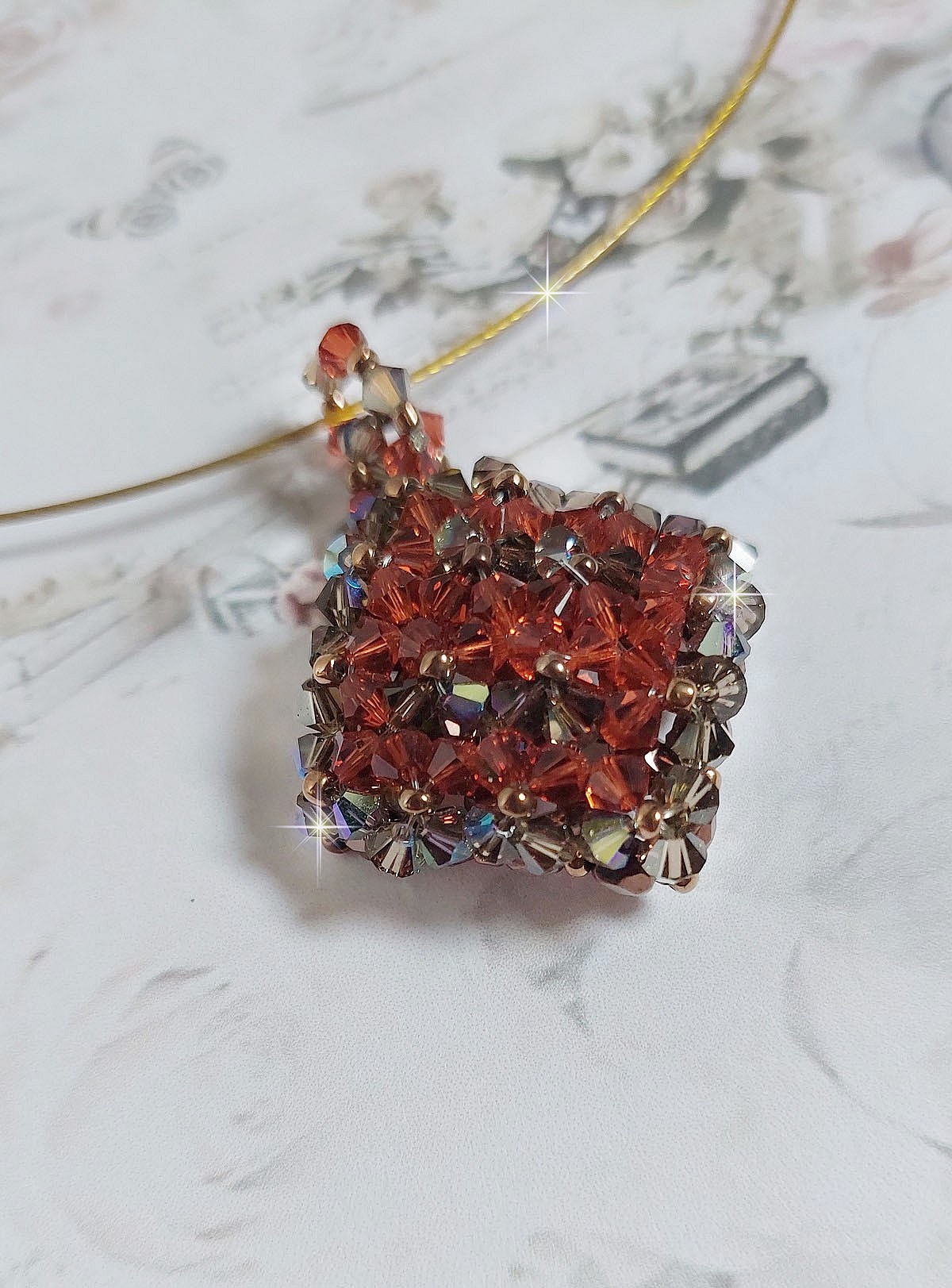 Kamel h&auml;nge monterad med Swarovski kristall facetter och spinnare