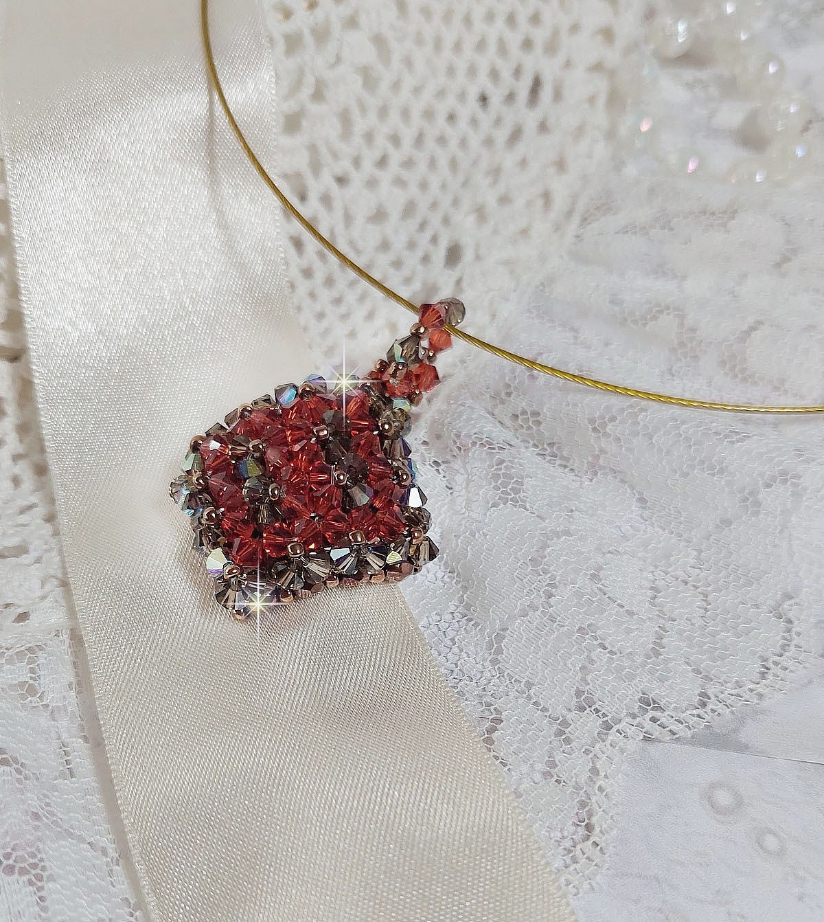 Kamel h&auml;nge monterad med Swarovski kristall facetter och spinnare