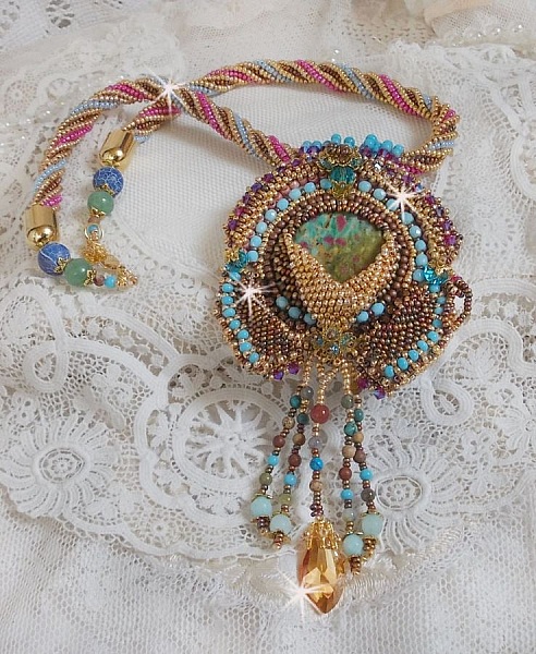 Collier pendentif Cheyenne brod&eacute; tout en rocailles de haute qualit&eacute; avec des pierres semi-pr&eacute;cieuses