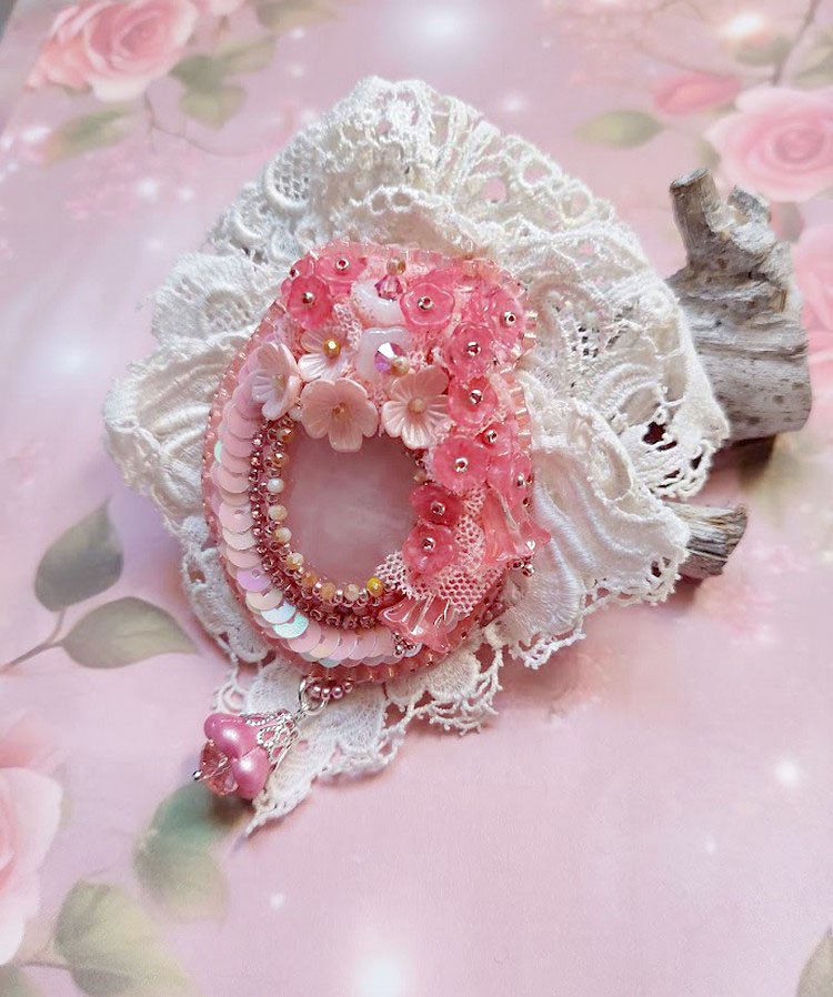 Pendentif C&oelig;ur de Quartz brod&eacute; avec cabochon Quartz, sequins, fleurs verres, dentelle et Perles Cristal Swarovski