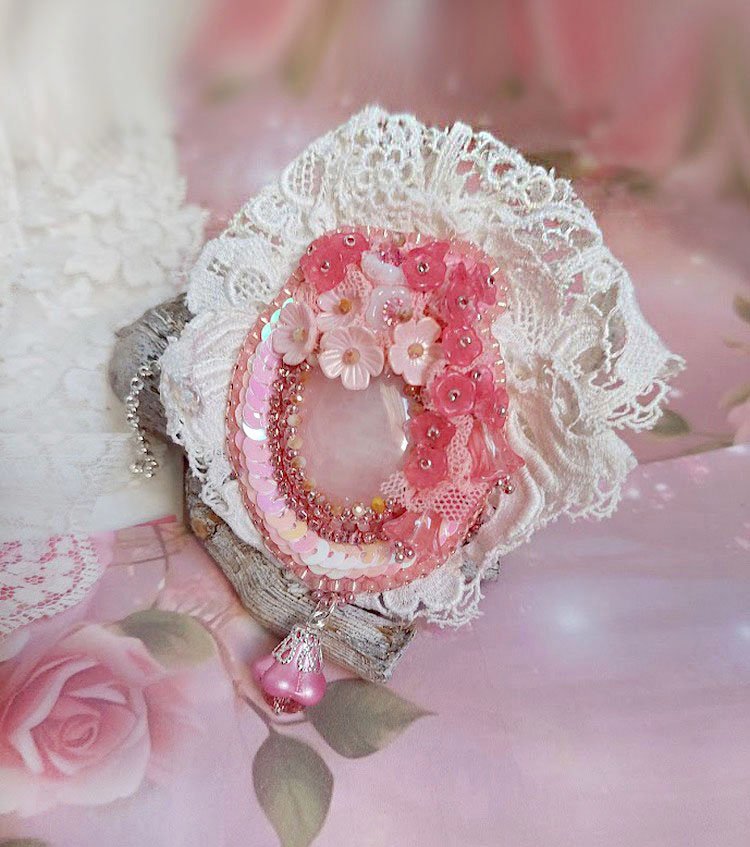 Pendentif C&oelig;ur de Quartz brod&eacute; avec cabochon Quartz, sequins, fleurs verres, dentelle et Perles Cristal Swarovski