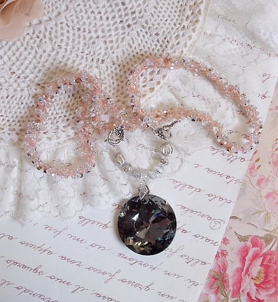 Coco h&auml;ngande halsband broderat med Swarovskikristaller och en medaljong i r&ouml;kt kristall