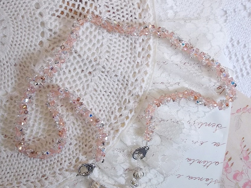 Coco hängande halsband broderat med Swarovskikristaller och en medaljong i rökt kristall