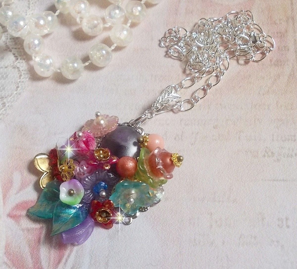 Springtime Chic Crown Pendant skapat med olika blommor, pärlor, Murano, kristaller, ametist och andra med en Silver kedja