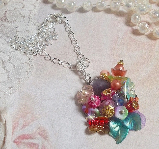 Springtime Chic Crown Pendant skapat med olika blommor, p&auml;rlor, Murano, kristaller, ametist och andra med en Silver kedja