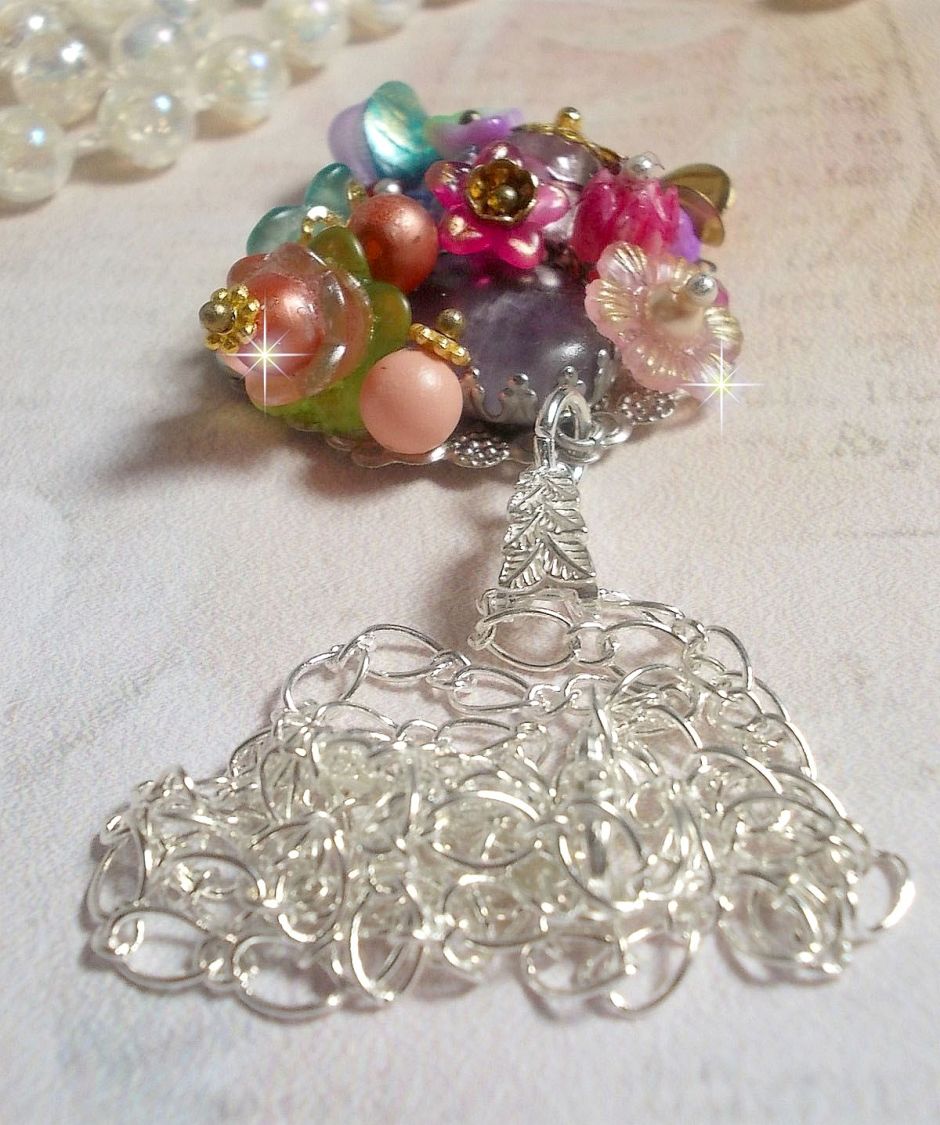 Springtime Chic Crown Pendant skapat med olika blommor, pärlor, Murano, kristaller, ametist och andra med en Silver kedja