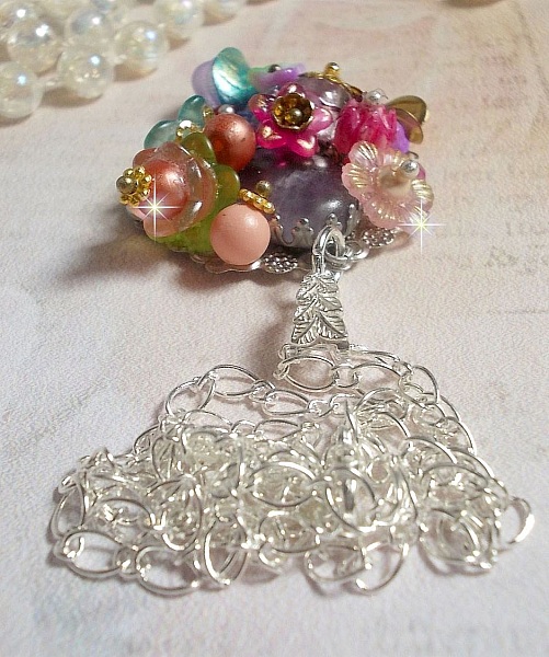 Springtime Chic Crown Pendant skapat med olika blommor, p&auml;rlor, Murano, kristaller, ametist och andra med en Silver kedja