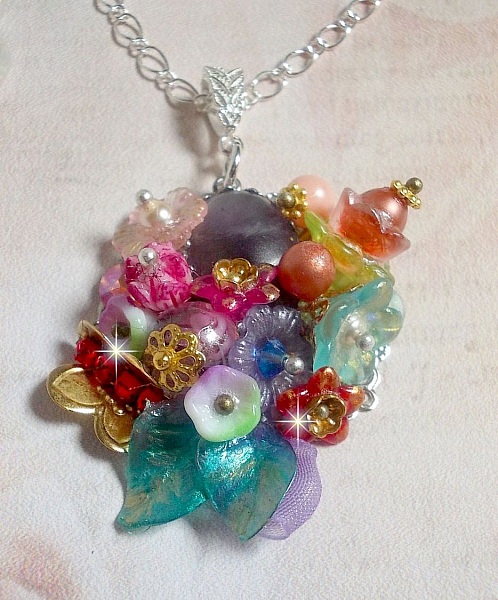 Springtime Chic Crown Pendant skapat med olika blommor, p&auml;rlor, Murano, kristaller, ametist och andra med en Silver kedja