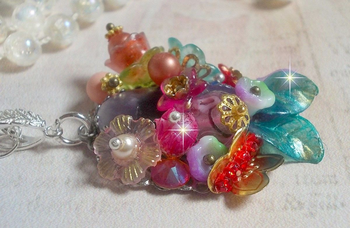 Springtime Chic Crown Pendant skapat med olika blommor, pärlor, Murano, kristaller, ametist och andra med en Silver kedja