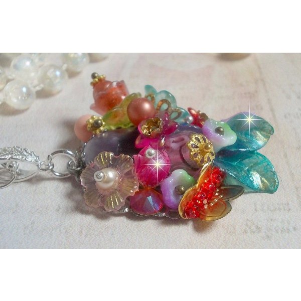 Springtime Chic Crown Pendant skapat med olika blommor, pärlor, Murano, kristaller, ametist och andra med en Silver kedja