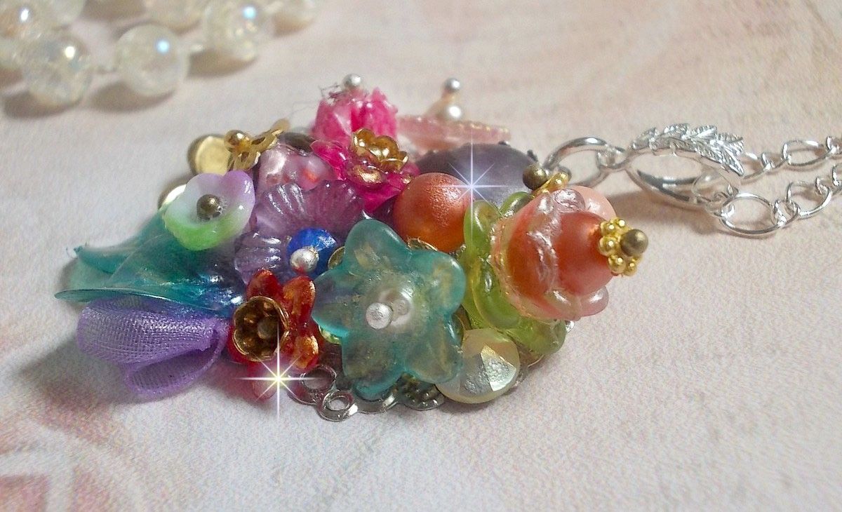 Springtime Chic Crown Pendant skapat med olika blommor, pärlor, Murano, kristaller, ametist och andra med en Silver kedja
