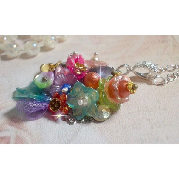 Springtime Chic Crown Pendant skapat med olika blommor, pärlor, Murano, kristaller, ametist och andra med en Silver kedja