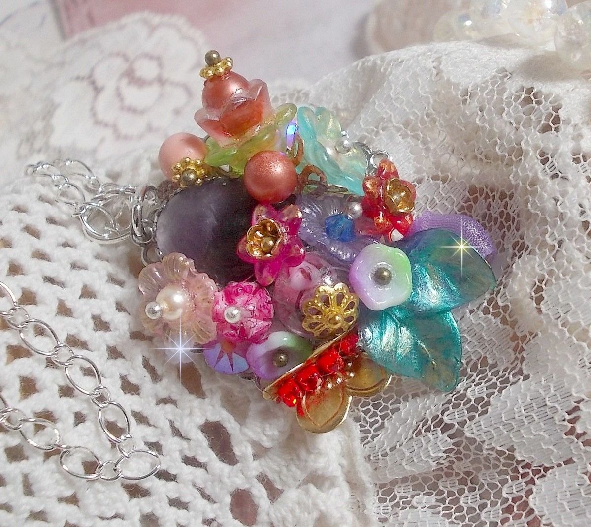Springtime Chic Crown Pendant skapat med olika blommor, pärlor, Murano, kristaller, ametist och andra med en Silver kedja
