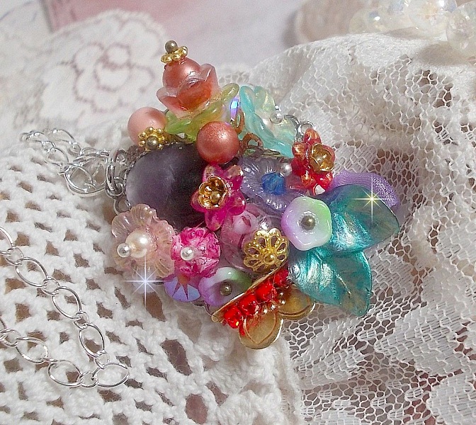 Springtime Chic Crown Pendant skapat med olika blommor, p&auml;rlor, Murano, kristaller, ametist och andra med en Silver kedja