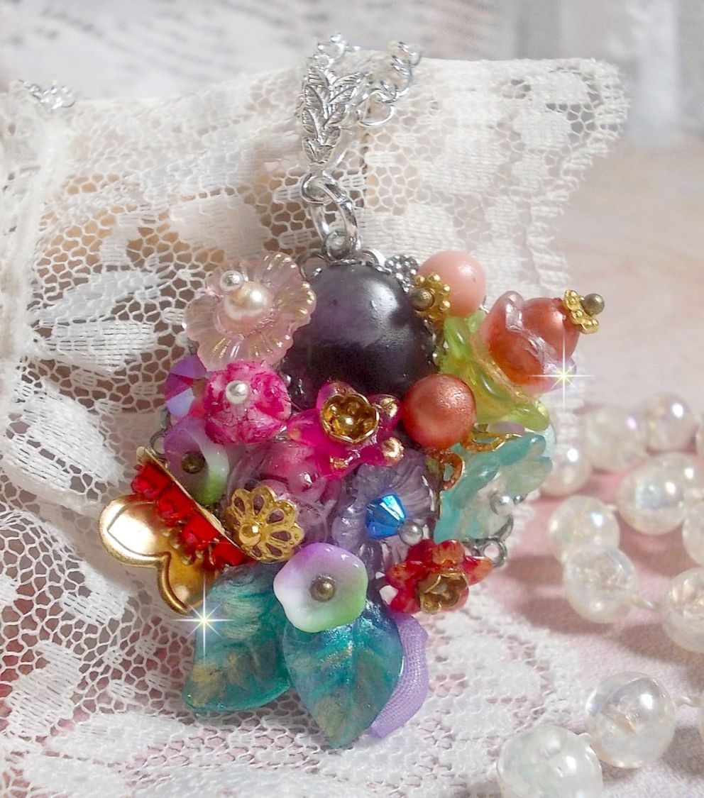 Springtime Chic Crown Pendant skapat med olika blommor, pärlor, Murano, kristaller, ametist och andra med en Silver kedja