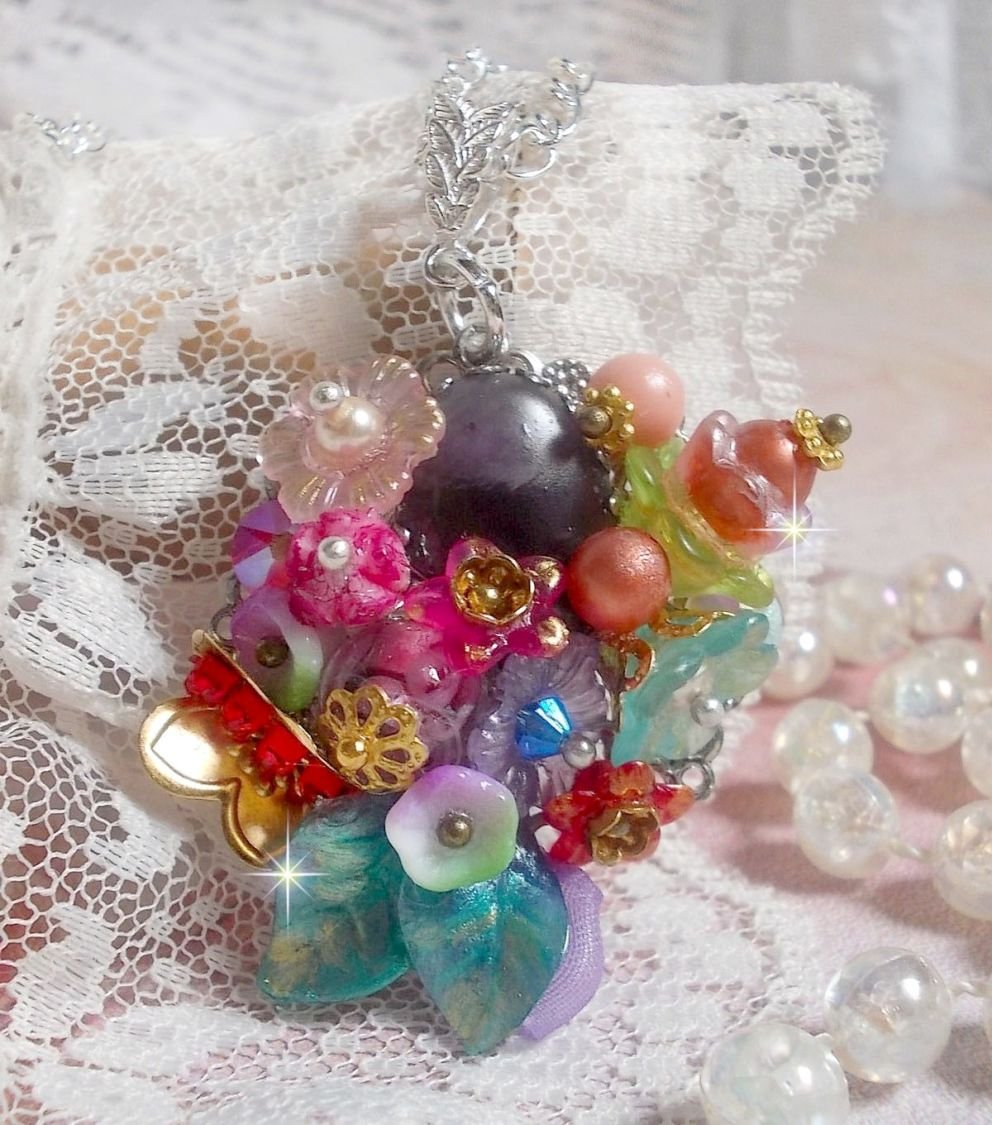 Springtime Chic Crown Pendant skapat med olika blommor, pärlor, Murano, kristaller, ametist och andra med en Silver kedja