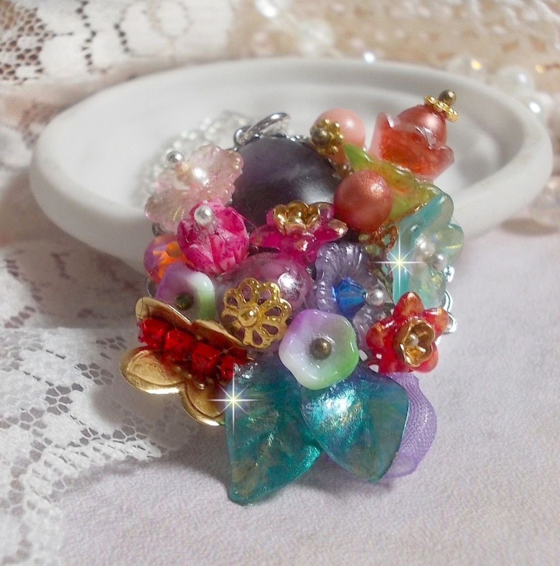Springtime Chic Crown Pendant skapat med olika blommor, pärlor, Murano, kristaller, ametist och andra med en Silver kedja