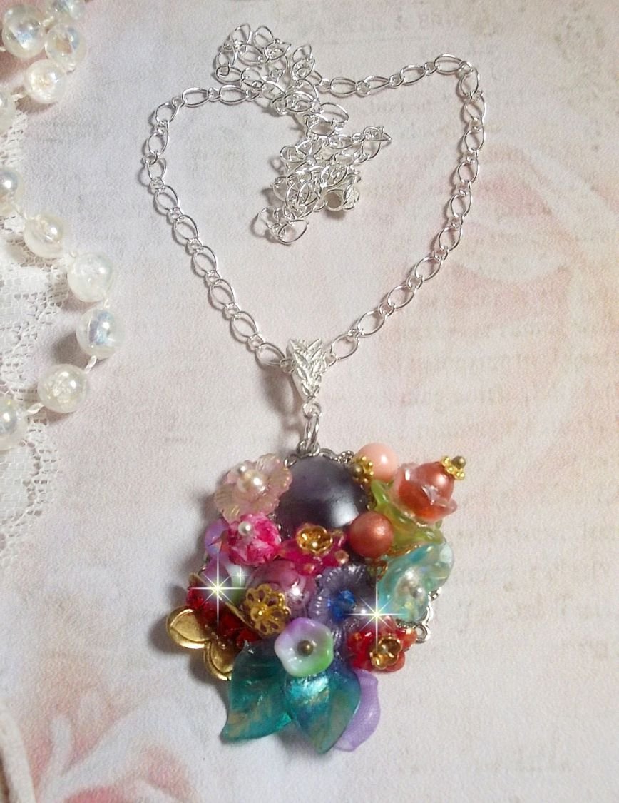Springtime Chic Crown Pendant skapat med olika blommor, pärlor, Murano, kristaller, ametist och andra med en Silver kedja