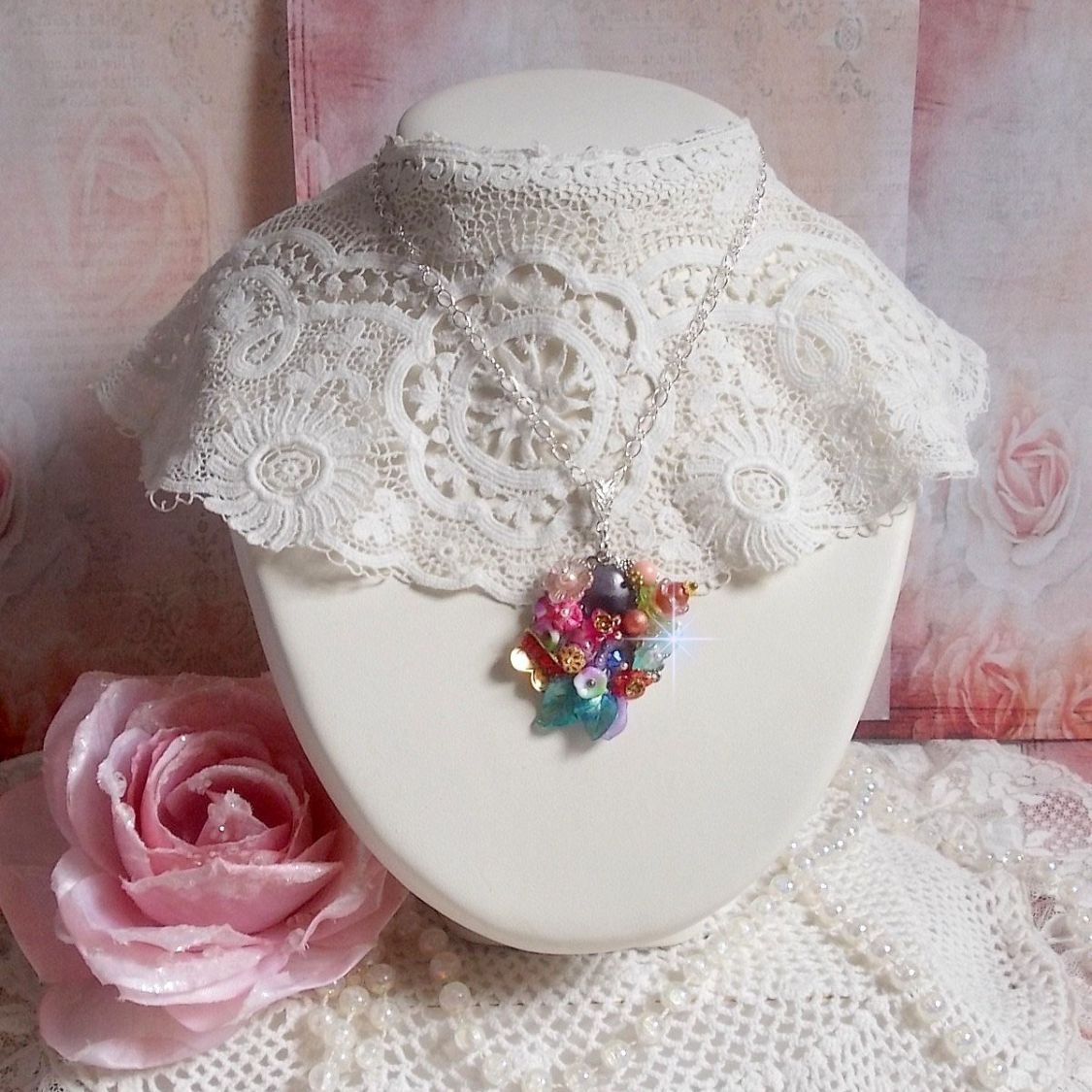 Springtime Chic Crown Pendant skapat med olika blommor, pärlor, Murano, kristaller, ametist och andra med en Silver kedja