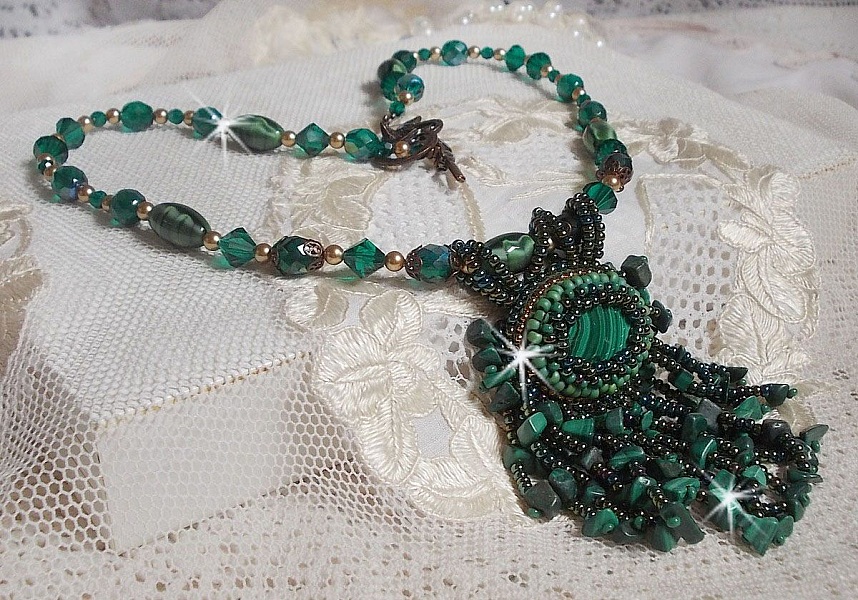 Smaragdgr&ouml;nt h&auml;nge broderat med naturlig malachit cabochon och chips, kristaller, facetter och p&auml;rlor.