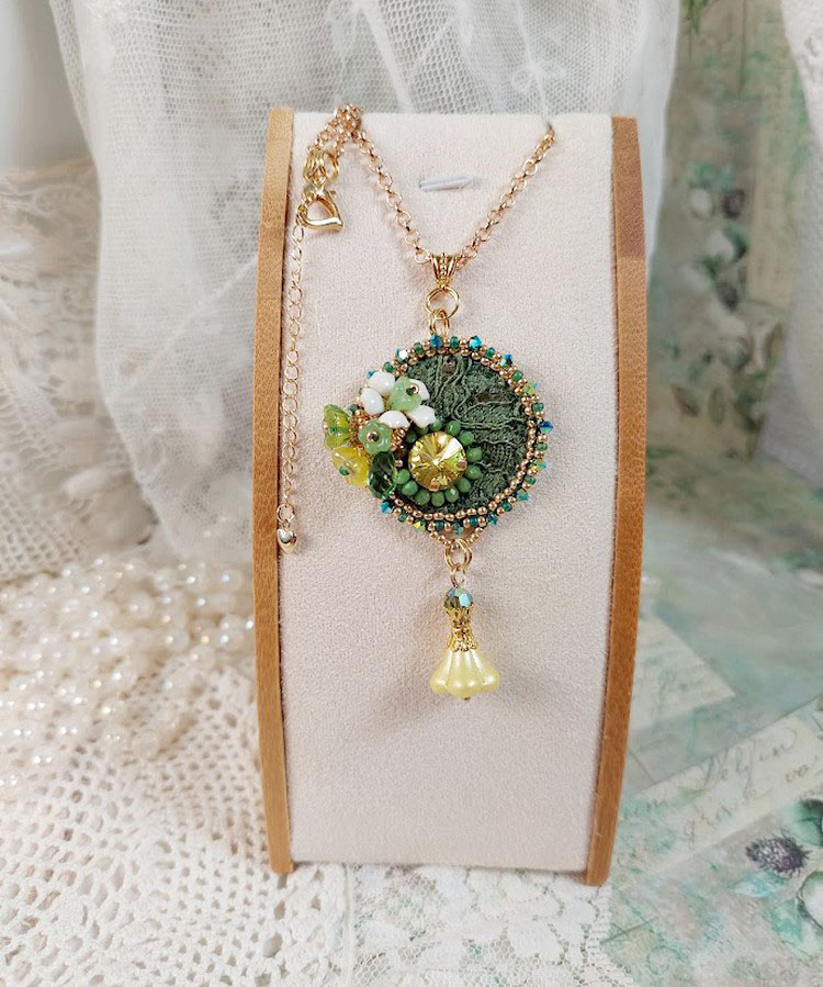 Pendentif Espoir brod&eacute; avec perles verres, rocailles, dentelle, b&eacute;li&egrave;re argent 925, anneau et perles Cristal Swarovski