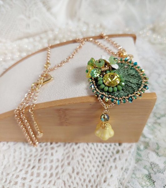 Pendentif Espoir brod&eacute; avec perles verres, rocailles, dentelle, b&eacute;li&egrave;re argent 925, anneau et perles Cristal Swarovski